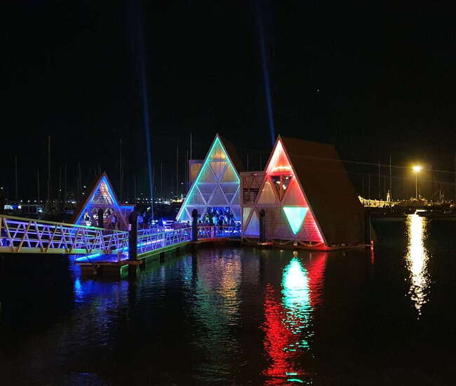 Floating Music Hub Mindelo erstrahlt in bunten Farben (São Vicente)
