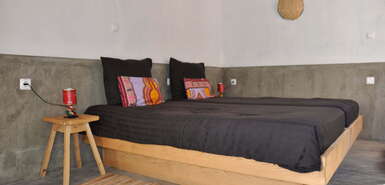 Santo Antão: Hotel Casa Maracujá - Bett mit dunkler Bettwäsche