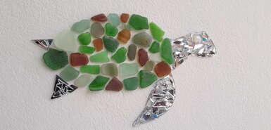 B&B Sereia Azul Boa Vista - grüne Mosaikschildkröte auf weißem Hintergrund