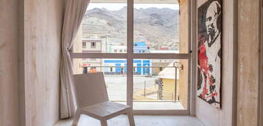 São Vicente: Aquiles Eco Hotel - Blick aus dem Fenster - an der Wand ein Kunstwerk