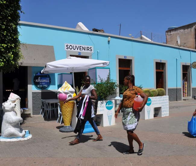 Kapverdische Insel Santiago - Tageswanderungen: Souvenirs Eiscafe, auf dem Plato findet man alles