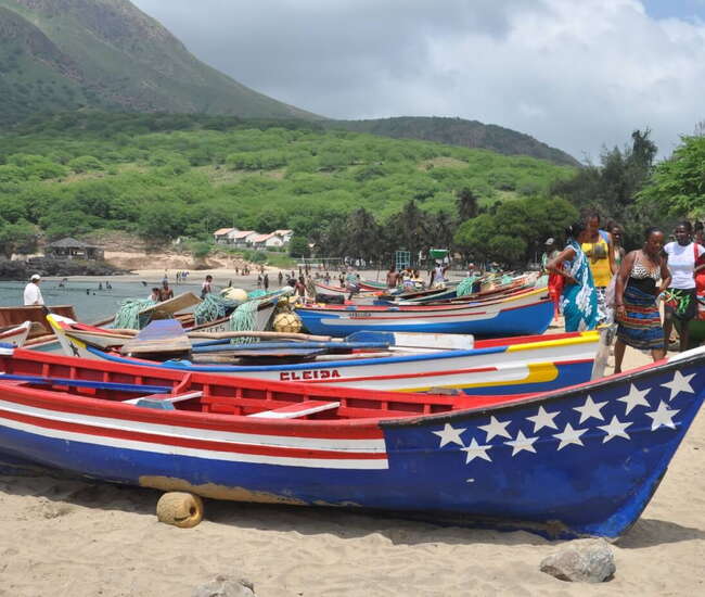 Kapverden individuelle Rundreise: Fischerboote am Strand von Tarrafal