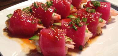 Sushi-Röllchen mit rohem Thunfisch, Avocado und Reis