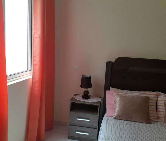 São Vicente - Zimmeransicht mit Bett und Fenster im Casa Jakilin