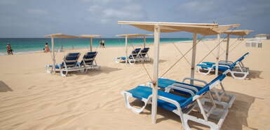 kapverdische Insel Sal : Hotel Dunas de Sal - Strandliegen