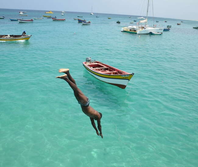 Kapverdische Badeinsel Sal Sprung ins Meer