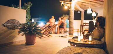 Santiago: Casa Strela B&B - Dachterrasse mit Gästen bei Nacht
