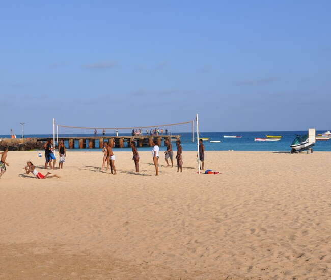 Kapverdische Badeinsel Sal - Volleyball am Strand von Santa Maria