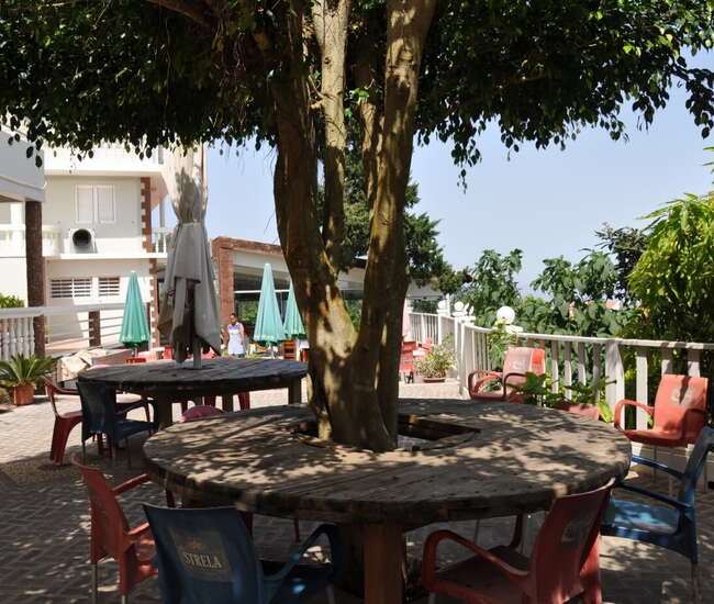 Kapverdische Insel Santiago : Highlights : Schattenplatz in der Quinta zum Ausruhen nach dem Wandern