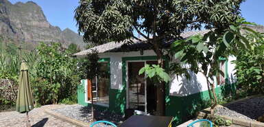 Santo Antão: Hotel Casa Maracujá - grüner Bungalow mit Tisch und Sonnenschirm