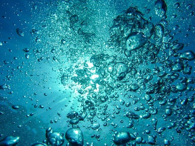 Wasserblasen unter Wasser