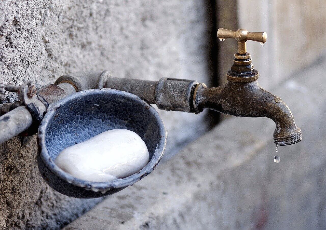 Wasserhahn und Seife