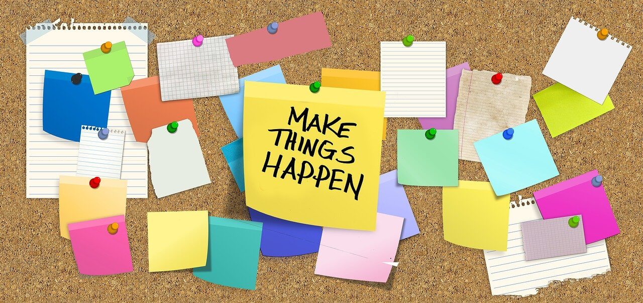 Pinnwand mit Notizzetteln - Make Things Happen